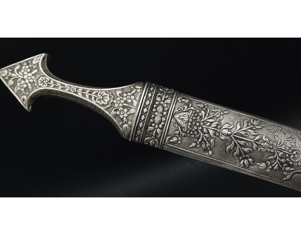 Armes Blanches LUXUEUX POIGNARD SABINI DAHARIA WAHABITE , Péninsule arabique DJAMBYA DAMAS ARGENT ET CORAIL - ARABIE SAOUDITE f