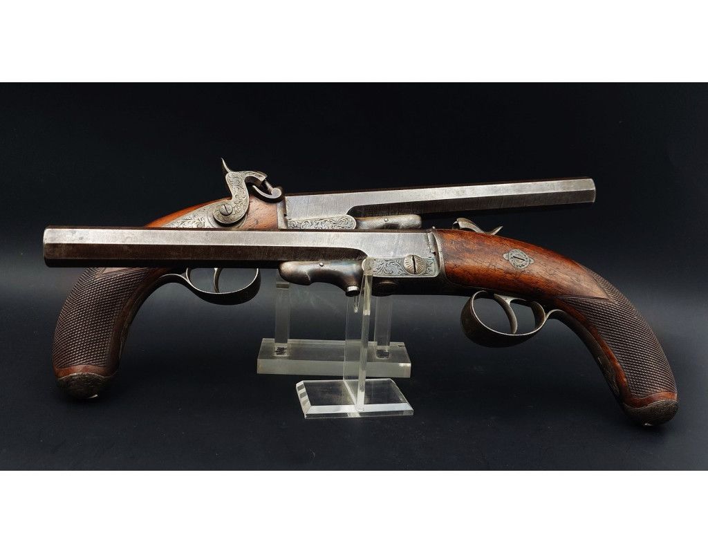 Armes de Poing LEPAGE PAIRE DE PISTOLETS À SYSTEME CARTOUCHE PAPIER CANON PIVOTANT INVENTION LEPAGE ARQUEBUSIER DU ROI - FRANCE