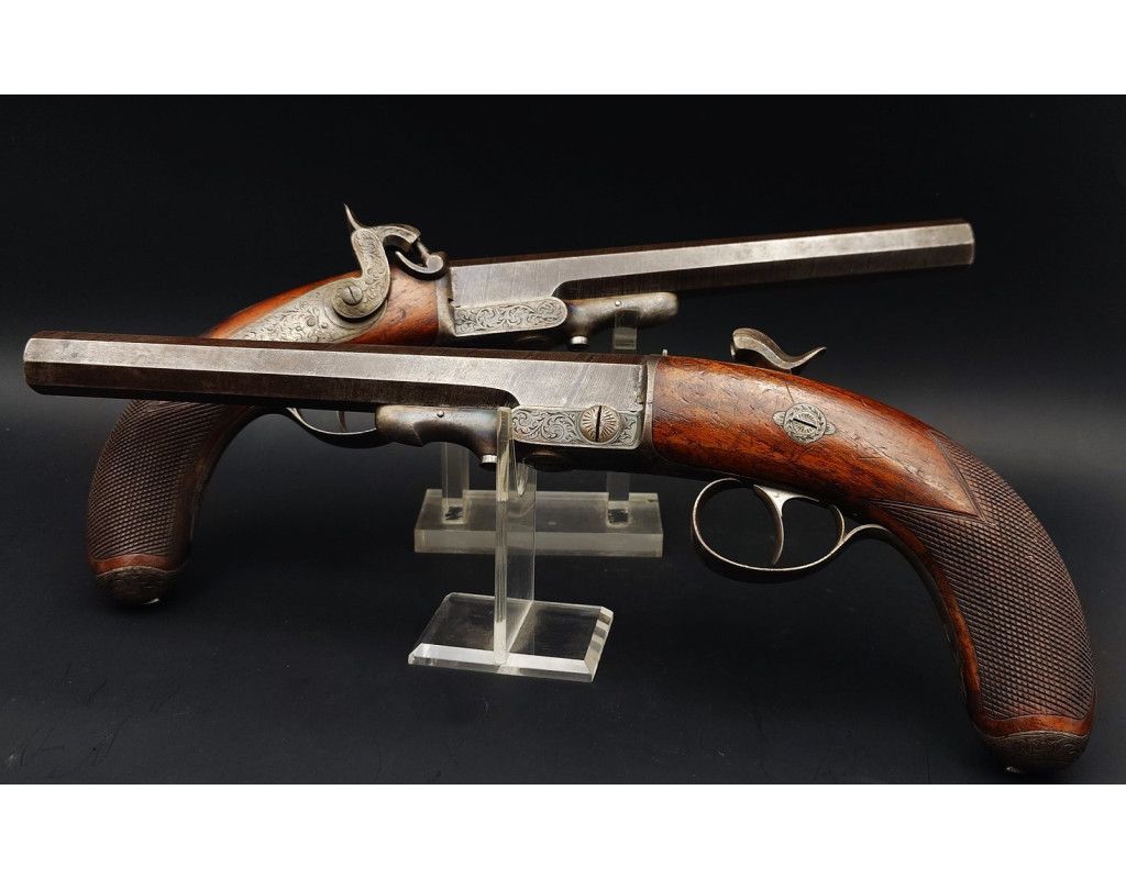 Armes de Poing LEPAGE PAIRE DE PISTOLETS À SYSTEME CARTOUCHE PAPIER CANON PIVOTANT INVENTION LEPAGE ARQUEBUSIER DU ROI - FRANCE
