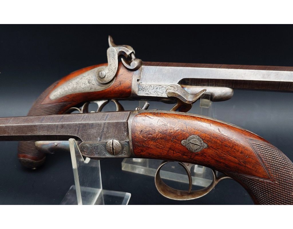 Armes de Poing LEPAGE PAIRE DE PISTOLETS À SYSTEME CARTOUCHE PAPIER CANON PIVOTANT INVENTION LEPAGE ARQUEBUSIER DU ROI - FRANCE