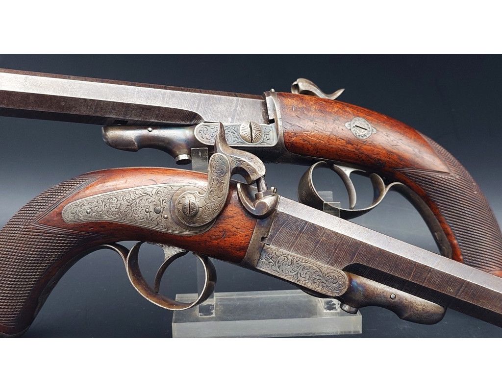 Armes de Poing LEPAGE PAIRE DE PISTOLETS À SYSTEME CARTOUCHE PAPIER CANON PIVOTANT INVENTION LEPAGE ARQUEBUSIER DU ROI - FRANCE