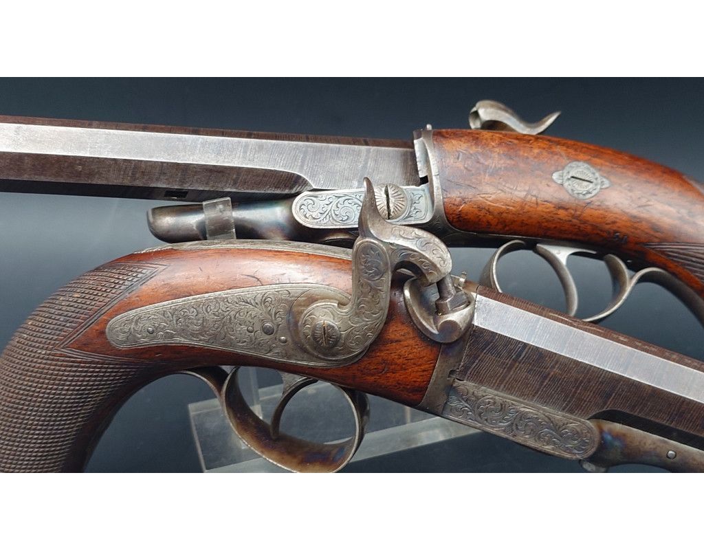 Armes de Poing LEPAGE PAIRE DE PISTOLETS À SYSTEME CARTOUCHE PAPIER CANON PIVOTANT INVENTION LEPAGE ARQUEBUSIER DU ROI - FRANCE
