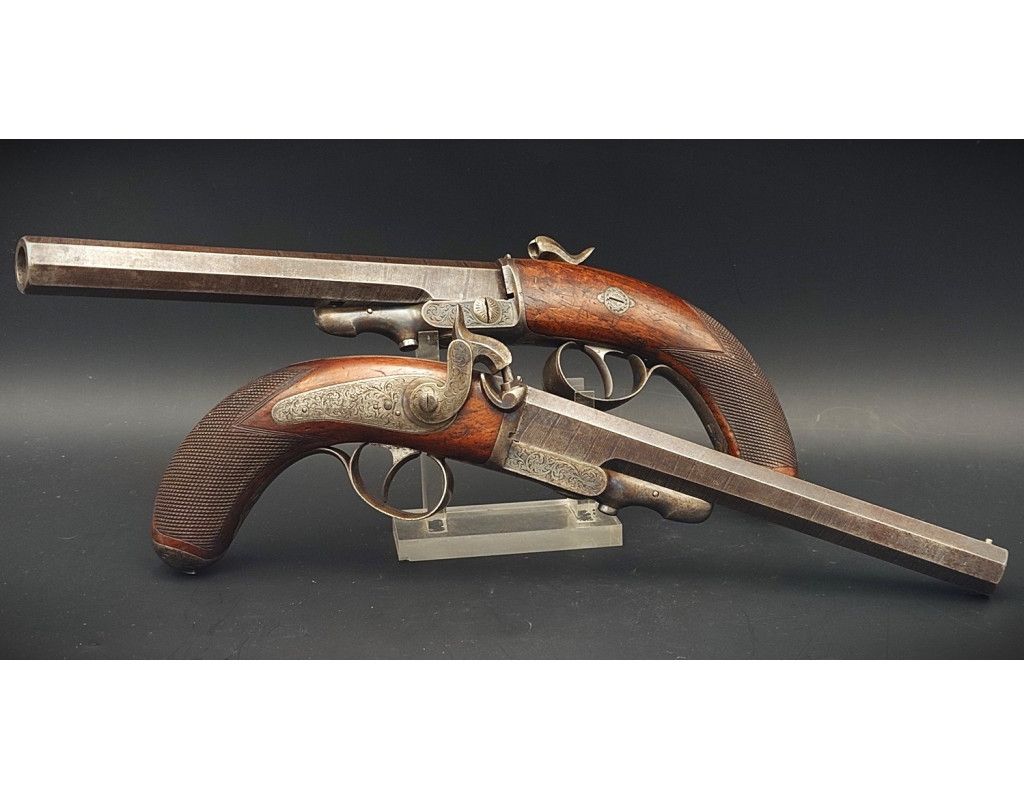 Armes de Poing LEPAGE PAIRE DE PISTOLETS À SYSTEME CARTOUCHE PAPIER CANON PIVOTANT INVENTION LEPAGE ARQUEBUSIER DU ROI - FRANCE