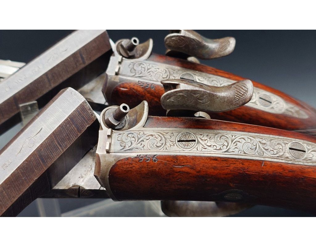 Armes de Poing LEPAGE PAIRE DE PISTOLETS À SYSTEME CARTOUCHE PAPIER CANON PIVOTANT INVENTION LEPAGE ARQUEBUSIER DU ROI - FRANCE