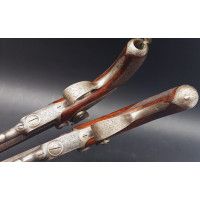 Armes de Poing LEPAGE PAIRE DE PISTOLETS À SYSTEME CARTOUCHE PAPIER CANON PIVOTANT INVENTION LEPAGE ARQUEBUSIER DU ROI - FRANCE