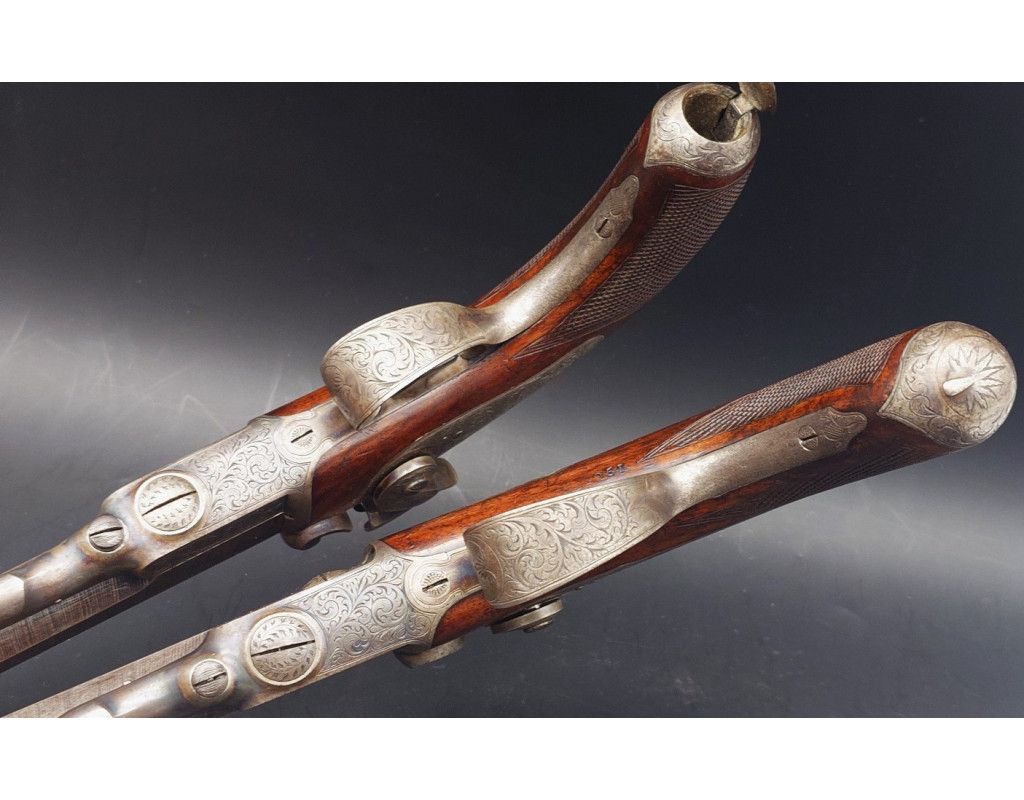 Armes de Poing LEPAGE PAIRE DE PISTOLETS À SYSTEME CARTOUCHE PAPIER CANON PIVOTANT INVENTION LEPAGE ARQUEBUSIER DU ROI - FRANCE