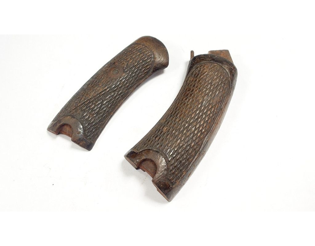 Pièces détachées en ligne PAIRE DE PLAQUETTES DE CROSSE EN NOYER AVEC VIS POUR REVOVLER MAS MODÈLE 1892 {PRODUCT_REFERENCE}