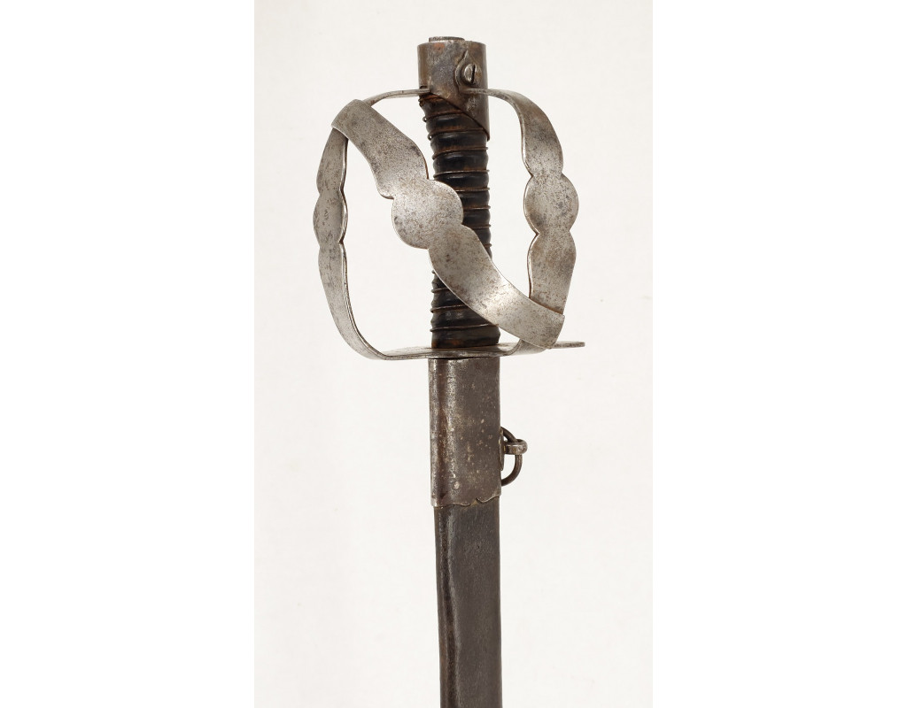 Armes Blanches SABRE DES DRAGONS MODÈLE RÉGLEMENTAIRE DU 25 AVRIL 1767 GARDE FER EN "N" 1771-1775 1er ESCADRON N°32 - FRANCE LOU