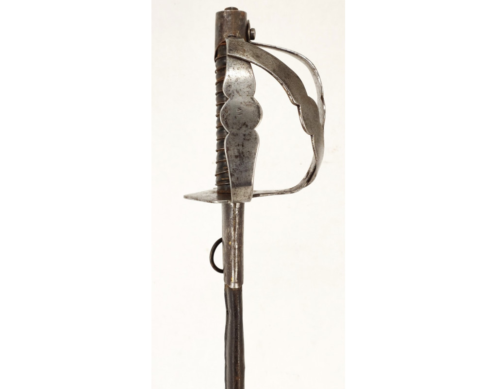 Armes Blanches SABRE DES DRAGONS MODÈLE RÉGLEMENTAIRE DU 25 AVRIL 1767 GARDE FER EN "N" 1771-1775 1er ESCADRON N°32 - FRANCE LOU