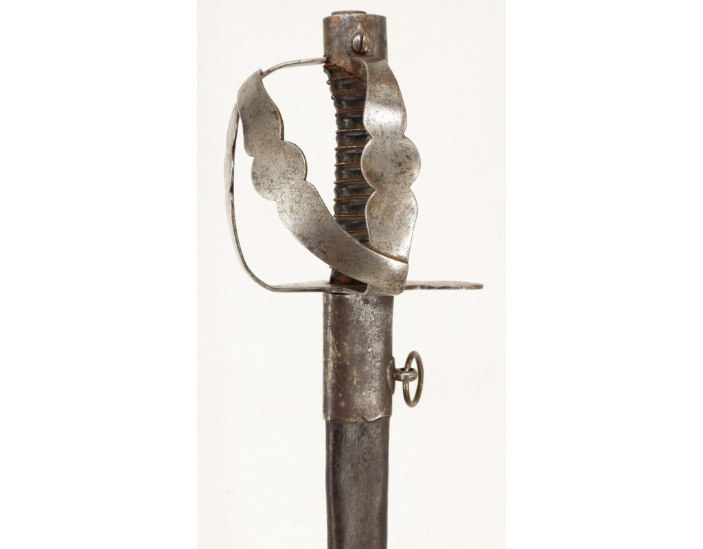 Armes Blanches SABRE DES DRAGONS MODÈLE RÉGLEMENTAIRE DU 25 AVRIL 1767 GARDE FER EN "N" 1771-1775 1er ESCADRON N°32 - FRANCE LOU