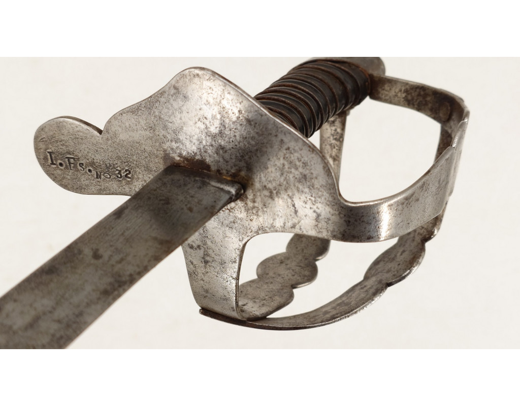 Armes Blanches SABRE DES DRAGONS MODÈLE RÉGLEMENTAIRE DU 25 AVRIL 1767 GARDE FER EN "N" 1771-1775 1er ESCADRON N°32 - FRANCE LOU