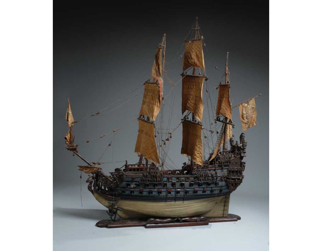 Catalogue Magasin MONUMENTALE MAQUETTE DU PRESTIGIEUX NAVIRE DE GUERRE LE SOLEIL ROYALE SYMBOLE DE LA PUISSANCE DE LOUIS XIV - F