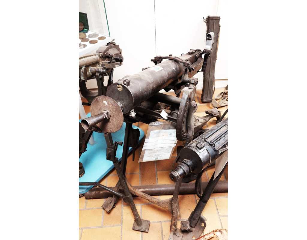 Armes Neutralisées MITRAILLEUSE MG 08 DE 1918 SUR SON AFFUT TRAINEAU NEUTRALISATION DESACTIVATION UE CULASSE MOBILE {PRODUCT_RE