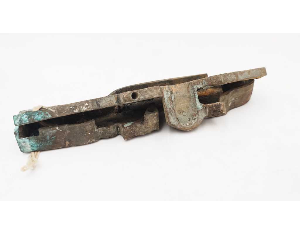 Marine Militaire PLATINE SILEX EN BRONZE D'UN CANON DE BORD MARINE MILITAIRE VAISSEAUX AMIRAL LE ROBUSTE 1806 1809 - FRANCE PREM