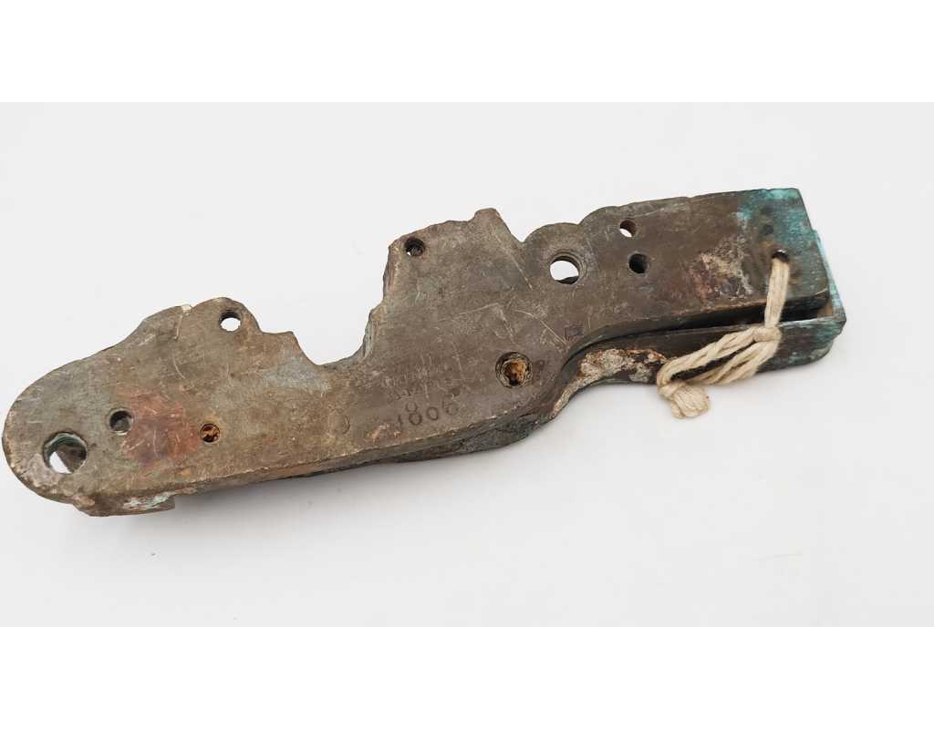 Marine Militaire PLATINE SILEX EN BRONZE D'UN CANON DE BORD MARINE MILITAIRE VAISSEAUX AMIRAL LE ROBUSTE 1806 1809 - FRANCE PREM