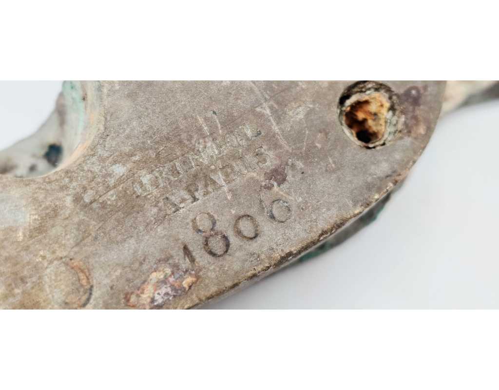 Marine Militaire PLATINE SILEX EN BRONZE D'UN CANON DE BORD MARINE MILITAIRE VAISSEAUX AMIRAL LE ROBUSTE 1806 1809 - FRANCE PREM