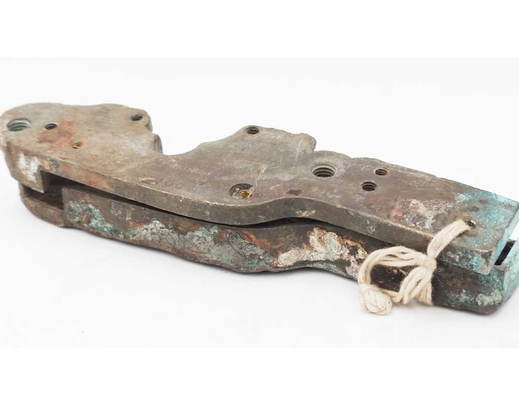 Marine Militaire PLATINE SILEX EN BRONZE D'UN CANON DE BORD MARINE MILITAIRE VAISSEAUX AMIRAL LE ROBUSTE 1806 1809 - FRANCE PREM