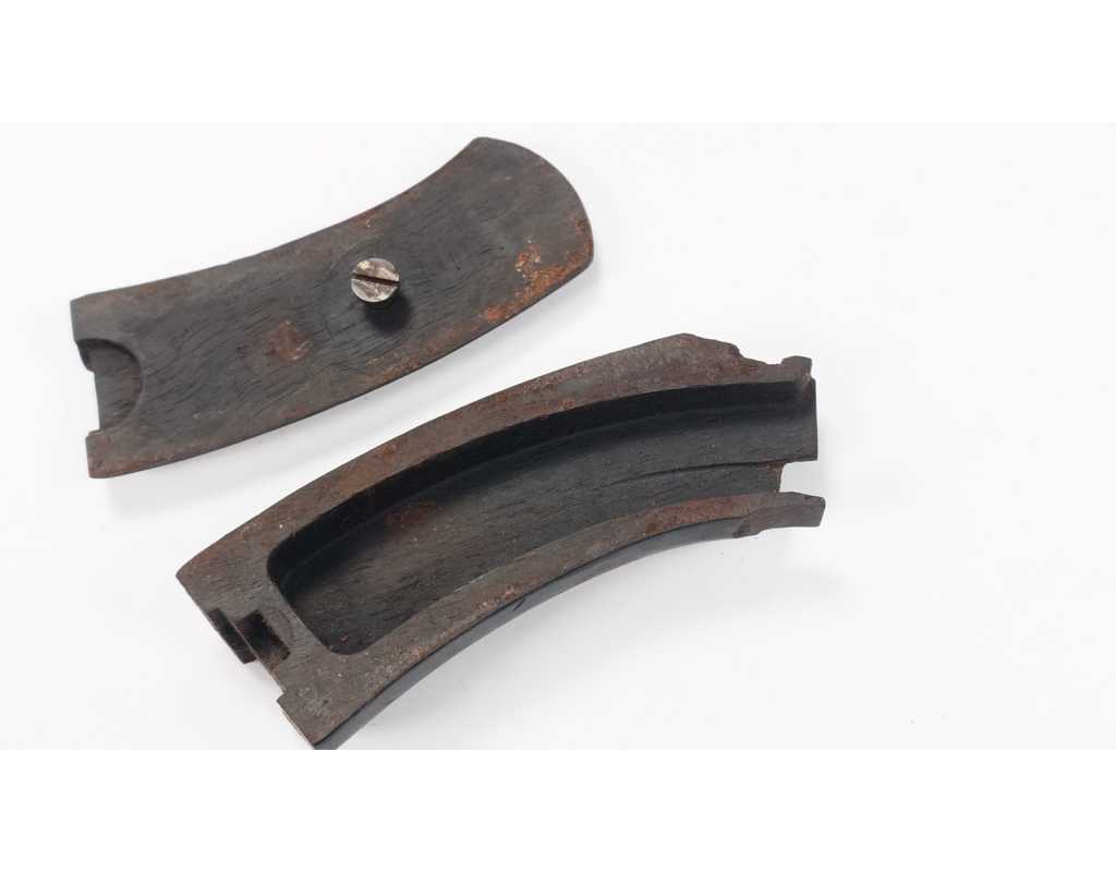 Pièces détachées en ligne PAIRE DE PLAQUETTES DE CROSSE EN NOYER AVEC VIS POUR REVOVLER MAS MODÈLE 1892 {PRODUCT_REFERENCE}