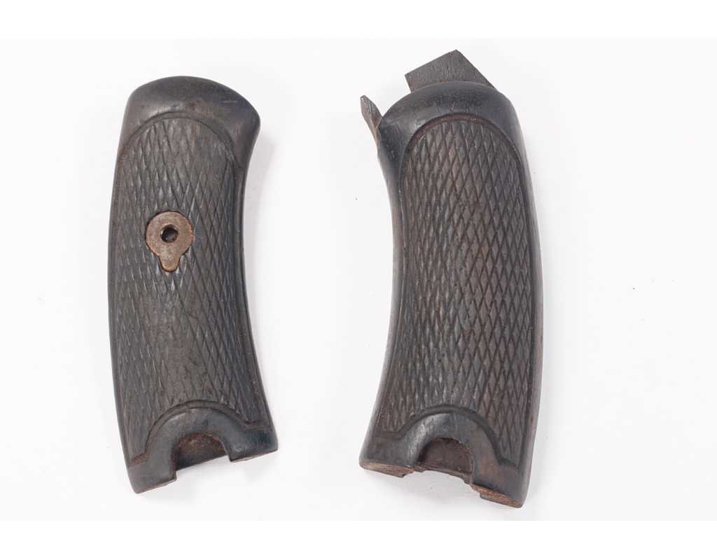 Pièces détachées en ligne PAIRE DE PLAQUETTES DE CROSSE EN NOYER AVEC VIS POUR REVOVLER MAS MODÈLE 1892 {PRODUCT_REFERENCE}