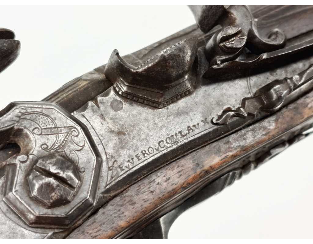 Armes de Poing IMPOSANT PISTOLET DE CAVALIER À SILEX SIGNÉ COULAUX DE VERO À MAICHE EN FRANCHE COMTÉ FRANCE 1720 - 1740 049880-1
