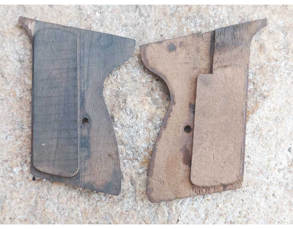 Pièces Détachées PISTOLET MAUSER HSC WW2 PAIRE DE PLAQUETTES EN NOYER - 1