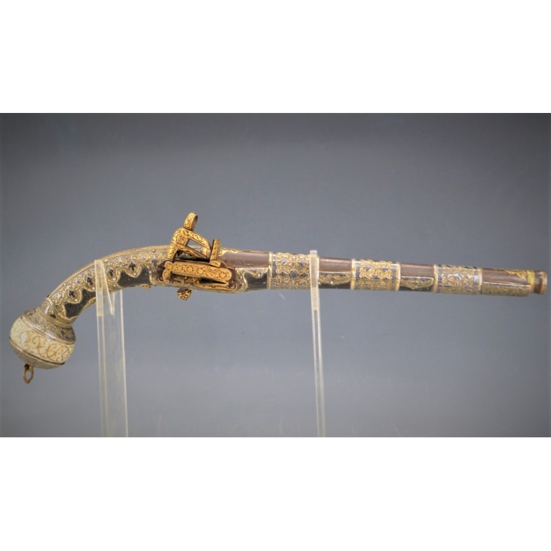 Catalogue Magasin EXCEPTIONNEL PISTOLET TCHERKESSE DE LUXE A SILEX CAUCASIEN COSAQUE PLATINE MORLAK DAMAS OR ARGENT XIXè {PRODUC