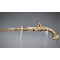 Catalogue Magasin EXCEPTIONNEL PISTOLET TCHERKESSE DE LUXE A SILEX CAUCASIEN COSAQUE PLATINE MORLAK DAMAS OR ARGENT XIXè {PRODUC