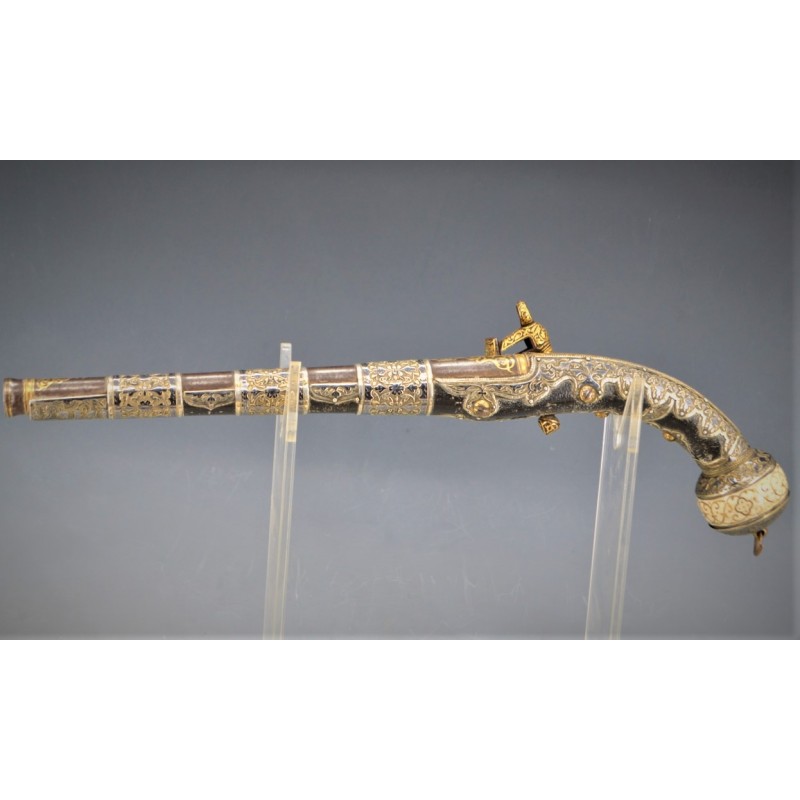 Catalogue Magasin EXCEPTIONNEL PISTOLET TCHERKESSE DE LUXE A SILEX CAUCASIEN COSAQUE PLATINE MORLAK DAMAS OR ARGENT XIXè {PRODUC