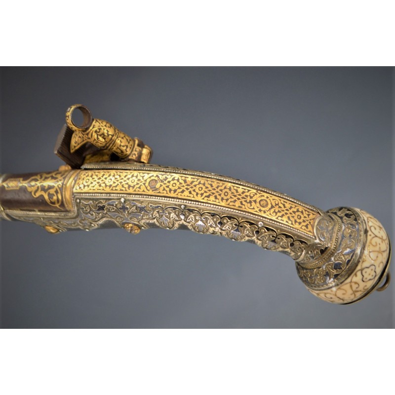 Catalogue Magasin EXCEPTIONNEL PISTOLET TCHERKESSE DE LUXE A SILEX CAUCASIEN COSAQUE PLATINE MORLAK DAMAS OR ARGENT XIXè {PRODUC