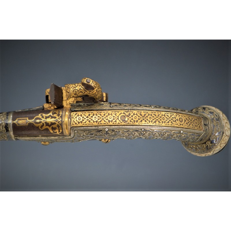 Catalogue Magasin EXCEPTIONNEL PISTOLET TCHERKESSE DE LUXE A SILEX CAUCASIEN COSAQUE PLATINE MORLAK DAMAS OR ARGENT XIXè {PRODUC