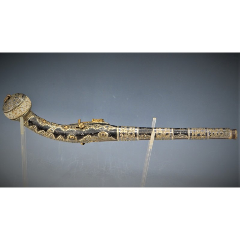 Catalogue Magasin EXCEPTIONNEL PISTOLET TCHERKESSE DE LUXE A SILEX CAUCASIEN COSAQUE PLATINE MORLAK DAMAS OR ARGENT XIXè {PRODUC