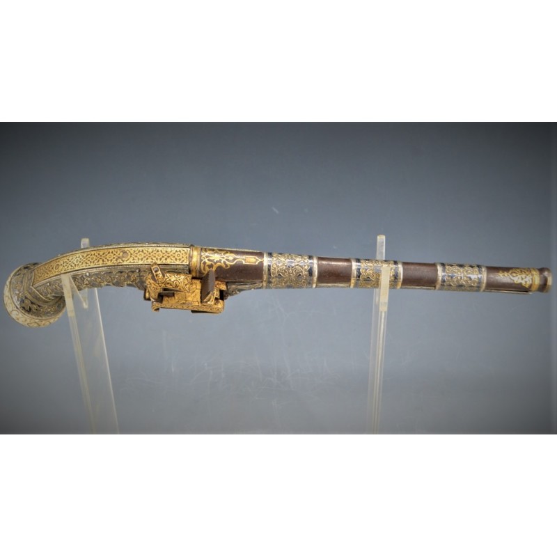 Catalogue Magasin EXCEPTIONNEL PISTOLET TCHERKESSE DE LUXE A SILEX CAUCASIEN COSAQUE PLATINE MORLAK DAMAS OR ARGENT XIXè {PRODUC