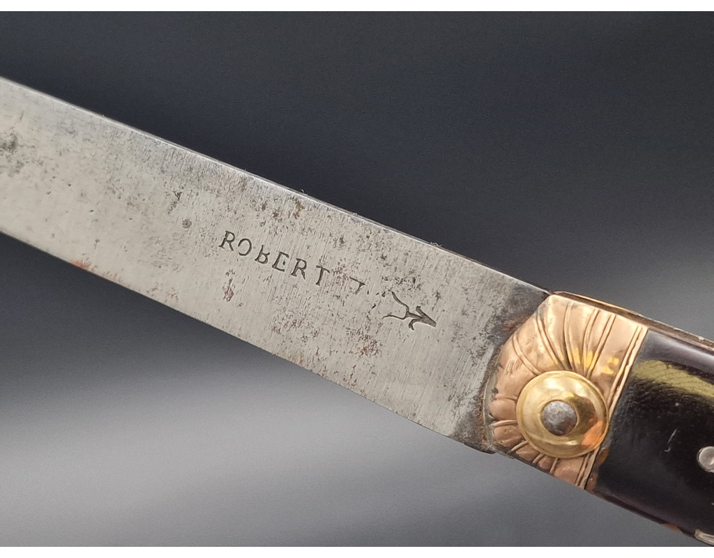 Couteaux Anciens & Divers COUTEAU DE LUXE 18è à 3 ORS & ECAILLE  Signé ROBERT  Décors ATTRIBUTS de JARDIN - FRANCE XVIIIè {PRODU