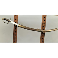 Armes Blanches SABRE D'UN OFFICIER DES HUSSARDS EVOLUTION DU MODELE REGLEMENTAIRE DE 1752 PROCHE DU MODELE 1776 - FRANCE ANCIEN 