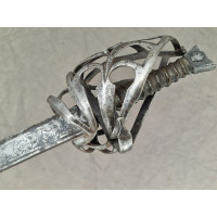 Armes Blanches FORTE EPEE DE CAVALERIE 17e SCHIAVONE GARDE EN GRILLE vers 1600 - 1620 - France fin XVIIè {PRODUCT_REFERENCE} - 3