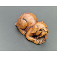 Art du Japon NETSUKE EN BUIS  CHIOT JOUANT  SIGNE TOMOHISA  - JAPON PERIODE EDO XIXè {PRODUCT_REFERENCE} - 1