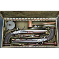 Catalogue Magasin LUXUEUSE PAIRE DE PISTOLETS A SILEX BOUTET A VERSAILLES EN CASETTE NECESSAIRE DE CAMPAGNE POUR OFFICIER - FRAN