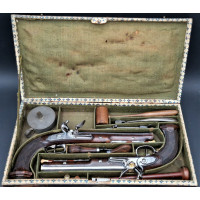 Catalogue Magasin LUXUEUSE PAIRE DE PISTOLETS A SILEX BOUTET A VERSAILLES EN CASETTE NECESSAIRE DE CAMPAGNE POUR OFFICIER - FRAN