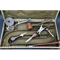 Catalogue Magasin LUXUEUSE PAIRE DE PISTOLETS A SILEX BOUTET A VERSAILLES EN CASETTE NECESSAIRE DE CAMPAGNE POUR OFFICIER - FRAN