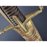 Armes Blanches LONG SABRE D'OFFICIER DE HUSSARD A LA HONGROISE GODRONS GARDE PERLEE REGNE DE LOUIS XVI vers 1780 - FRANCE ANCIEN