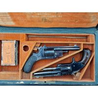 Armes de Poing COFFRET DEUX REVOLVERS   CLAUDIN A PARIS  38 BLD DES ITALIENS    CALIBRE 32RF  RIMFIRE  S&W  -  FRANCE XIXè {PROD