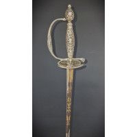 Armes Blanches EPEE A LA MOUSQUETAIRE EN VERMEIL ARGENT & DORURE AU SOLEIL RAYONANANT MAISON DU ROI LOUIS XVI - FRANCE ANCIENNE 