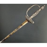 Armes Blanches EPEE A LA MOUSQUETAIRE EN VERMEIL ARGENT & DORURE AU SOLEIL RAYONANANT MAISON DU ROI LOUIS XVI - FRANCE ANCIENNE 