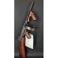 Catalogue Magasin RARE  PM THOMPSON  Pistolet Mitrailleur  MODEL 1921 monomatricule  NEUTRA DECO UE 2023 CULASSE MOBILE TOMMY GU