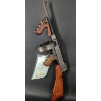 Catalogue Magasin RARE  PM THOMPSON  Pistolet Mitrailleur  MODEL 1921 monomatricule  NEUTRA DECO UE 2023 CULASSE MOBILE TOMMY GU
