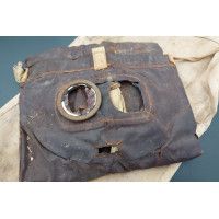 Militaria WW1 MASQUE DEMI CAGOULE ANTI GAZ  FABRICATION  DANS SA HOUSSE DE TRANSPORT - FRANCE PREMIERE GUERRE MONDIALE {PRODUCT_