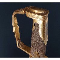 Armes Blanches SABRE DE LUXE D'OFFICIER DE HUSSARD AU MODÈLE DES SABRES DE RÉCOMPENSE DE LA MANUFACTURE DE VERSAILLES - FRANCE D