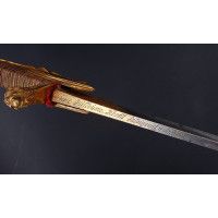 Armes Blanches SABRE DE LUXE D'OFFICIER DE HUSSARD AU MODÈLE DES SABRES DE RÉCOMPENSE DE LA MANUFACTURE DE VERSAILLES - FRANCE D