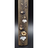 Art du Japon BEAU KOZUKA EN CUIVRE LIBELLULE SUR BRANCHE FLEUIRIE DE NACRE SIGNATURE AU DOS JAPON PERIODE EDO (1615-1868) {PRODU
