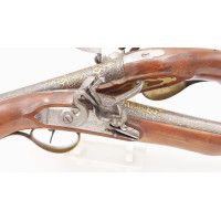 Armes de Poing BELLE PAIRE DE PISTOLETS A SILEX VON DER FECHT. JUN: A BERLIN  1763-1812 DAMAS ORIENTAL - ALLEMANGE XVIIIè {PRODU